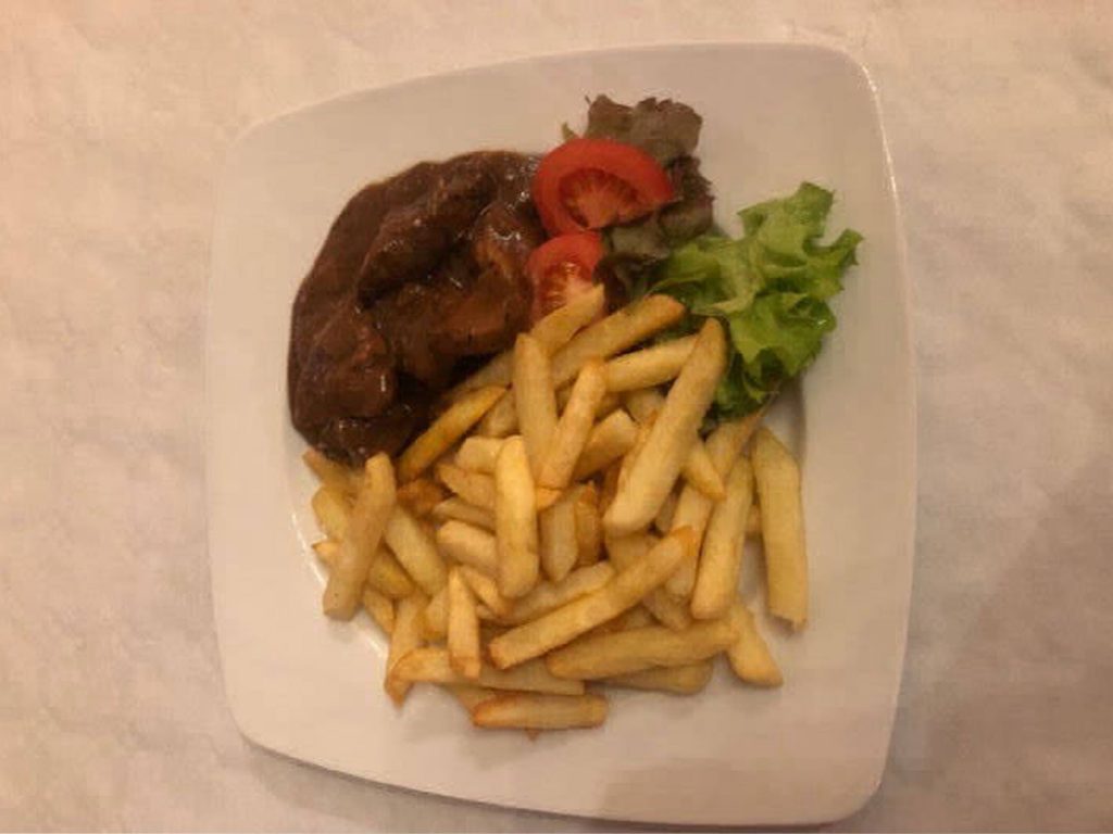 Stoofvlees op bord met groenten en frietjes